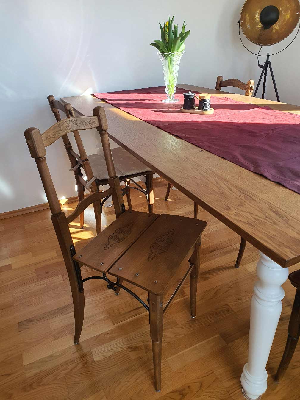 Handgefertigter Holzstuhl aus Rankweil